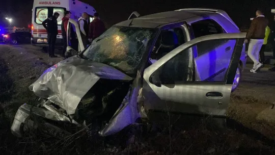 Kocaeli'de iki otomobil kafa kafaya çarpıştı