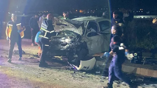 Kocaeli'de iki otomobil kafa kafaya çarpıştı
