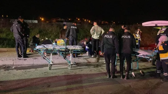Kocaeli'de iki otomobil kafa kafaya çarpıştı