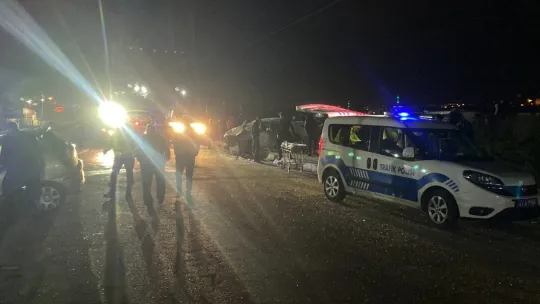 Kocaeli'de iki otomobil kafa kafaya çarpıştı