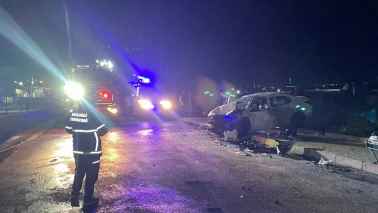 Kocaeli'de iki otomobil kafa kafaya çarpıştı