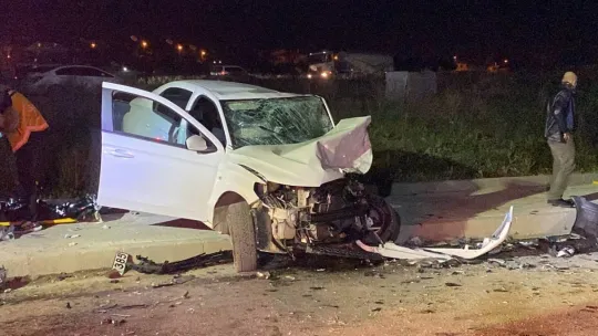 Kocaeli'de iki otomobil kafa kafaya çarpıştı