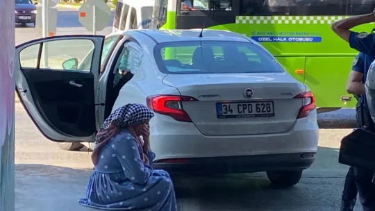 İki otomobil kavşakta çarpıştı: yaralılar var