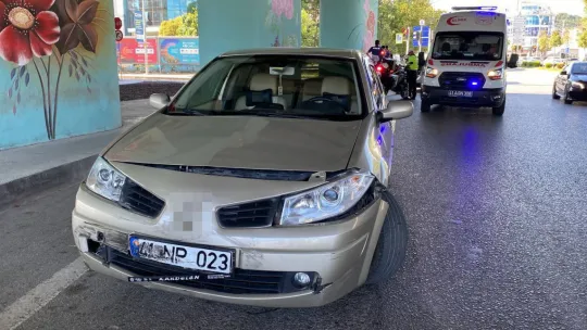 İki otomobil kavşakta çarpıştı: yaralılar var