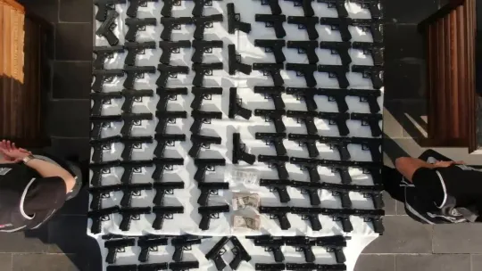 Kocaeli'de iki otomobilde ve tankerde 248 ruhsatsız tabanca ele geçirildi