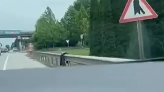 Kocaeli'de karayolunda çırılçıplak dolaştı