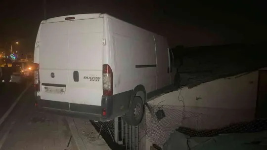 Minibüs deponun çatısına çarptı