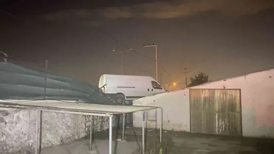 Minibüs deponun çatısına çarptı