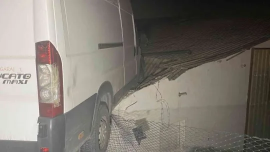 Minibüs deponun çatısına çarptı