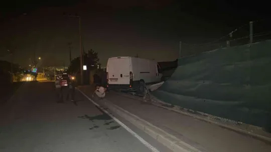 Minibüs deponun çatısına çarptı