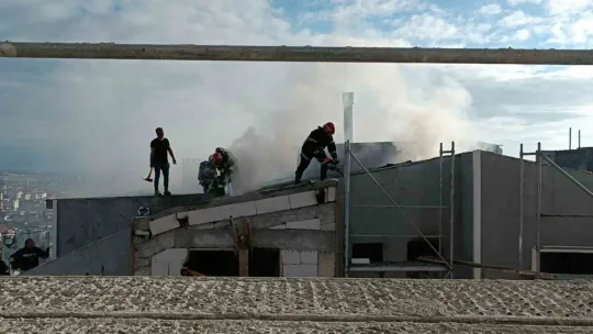 Kocaeli'de 8 katlı binanın çatısında yangın