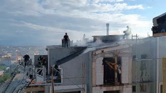 Kocaeli'de 8 katlı binanın çatısında yangın