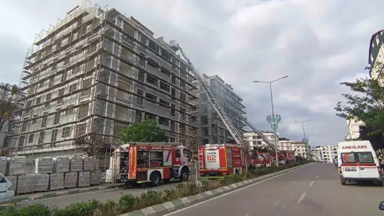 Kocaeli'de 8 katlı binanın çatısında yangın