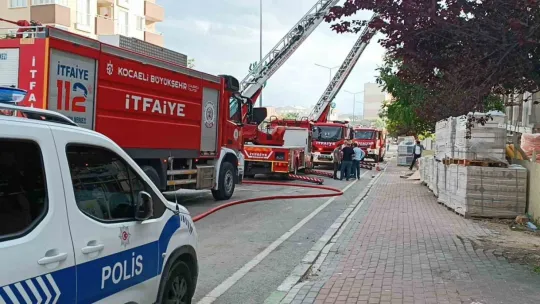 Kocaeli'de 8 katlı binanın çatısında yangın