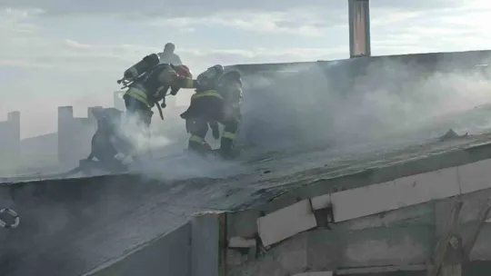 Kocaeli'de 8 katlı binanın çatısında yangın