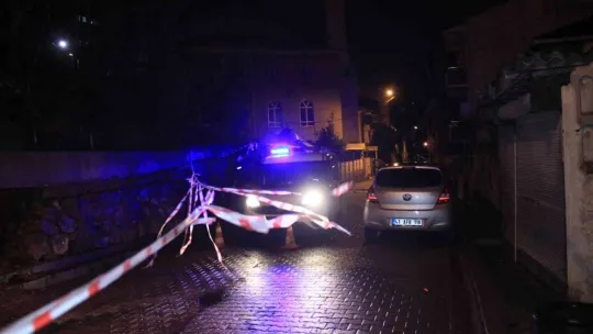 Kocaeli'de istinat duvarı yıkıldı, 2 ev boşaltıldı
