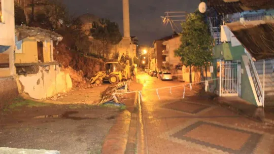 Kocaeli'de istinat duvarı yıkıldı, 2 ev boşaltıldı
