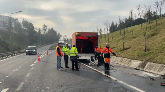 Kocaeli'de istinat duvarına çarpan tırın sürücüsü ağır yaralandı