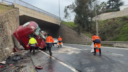 Kocaeli'de istinat duvarına çarpan tırın sürücüsü ağır yaralandı