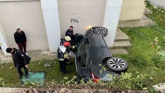 Kocaeli'de otomobil istinat duvarından düştü