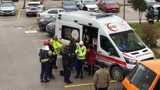 Kocaeli'de otomobil istinat duvarından düştü