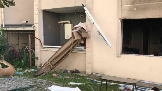 Kocaeli'de doğalgaz patlaması: 15 ev ve bir araç hasar gördü