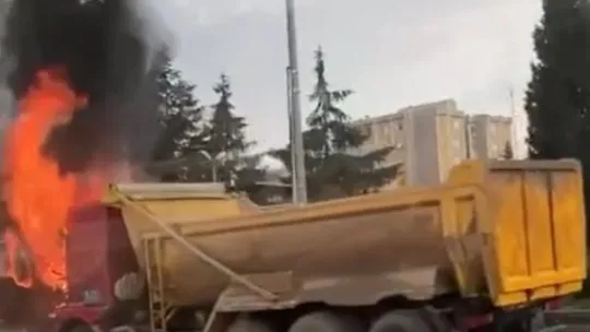 Kocaeli'de kamyon alev alev yandı