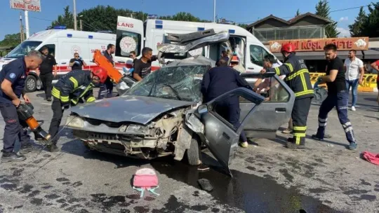 Kamyon otomobillerin arasına daldı: 2 kardeş öldü, anne ağır yaralı