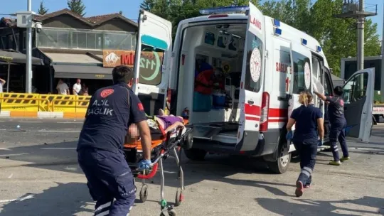 Kamyon otomobillerin arasına daldı: 2 kardeş öldü, anne ağır yaralı