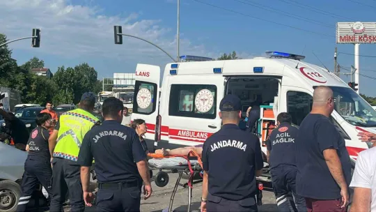 Kamyon otomobillerin arasına daldı: 2 kardeş öldü, anne ağır yaralı