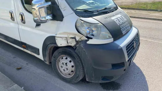 Kocaeli'de kamyonetle çarpışan motosiklet sürücüsü ağır yaralandı