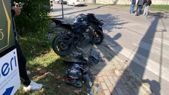 Kocaeli'de kamyonetle çarpışan motosiklet sürücüsü ağır yaralandı