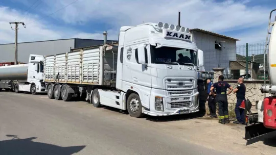 Kocaeli'de kamyonun damperi elektrik tellerine çarptı