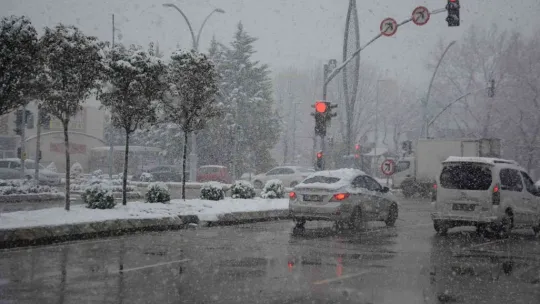 Kocaeli'de kar yağışı etkili oluyor