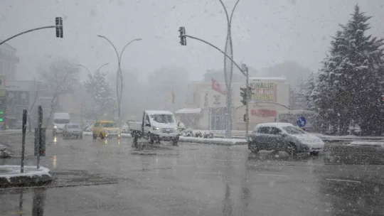 Kocaeli'de kar yağışı etkili oluyor