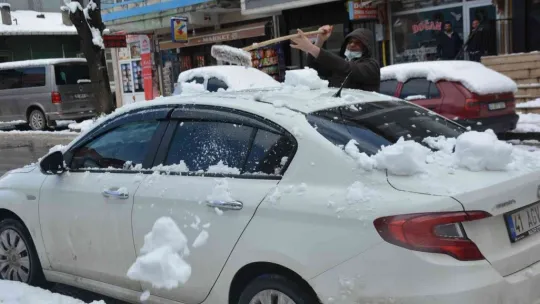 Kocaeli'de kar yağışı günlük yaşamı olumsuz etkiliyor