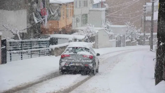 Kocaeli'de kar yağışı günlük yaşamı olumsuz etkiliyor
