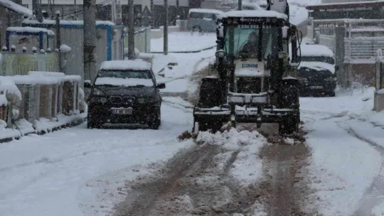 Kocaeli'de kar yağışı günlük yaşamı olumsuz etkiliyor
