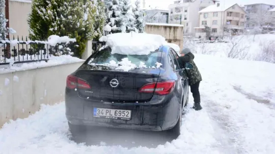 Kocaeli'de kar yağışı günlük yaşamı olumsuz etkiliyor