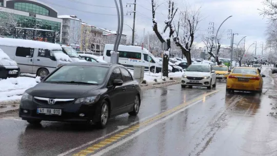 Kocaeli'de kar yağışı günlük yaşamı olumsuz etkiliyor
