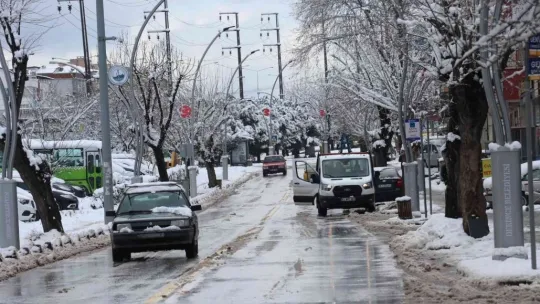Kocaeli'de kar yağışı günlük yaşamı olumsuz etkiliyor