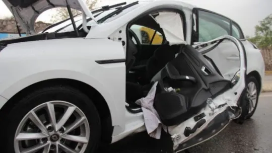 Kocaeli'de kavşakta iki otomobil kavşakta çarpıştı: 1 yaralı!