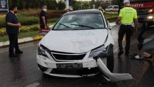 Kocaeli'de kavşakta iki otomobil kavşakta çarpıştı: 1 yaralı!