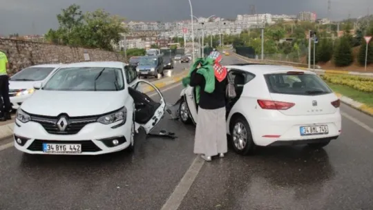 Kocaeli'de kavşakta iki otomobil kavşakta çarpıştı: 1 yaralı!