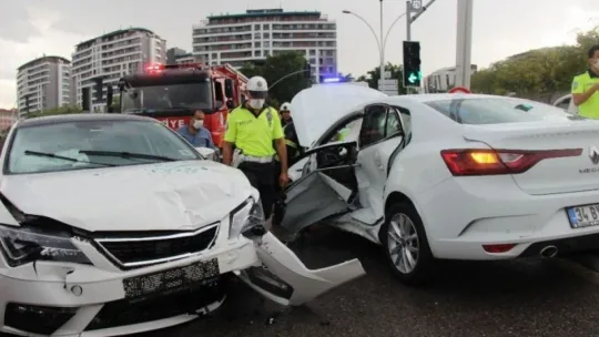 Kocaeli'de kavşakta iki otomobil kavşakta çarpıştı: 1 yaralı!