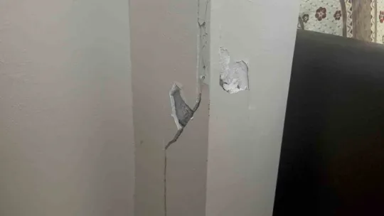 Kocaeli'de kolonları çatlayan bir bina daha boşaltıldı