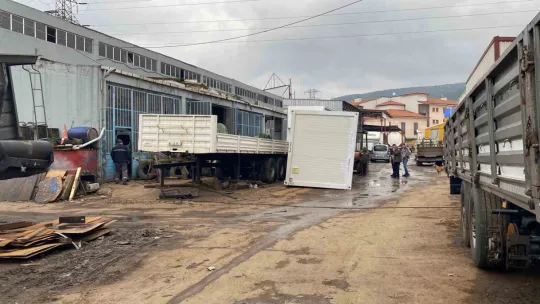 Kocaeli'de konteyner ile tır dorsesi arasında sıkışan işçi yaralandı