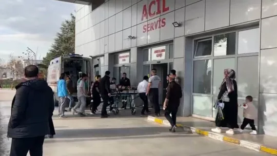 Kocaeli'de konteyner ile tır dorsesi arasında sıkışan işçi yaralandı