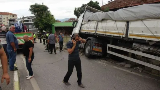 Kocaeli'de kontrolden çıkan TIR elektrik direğini yerinden kopardı!