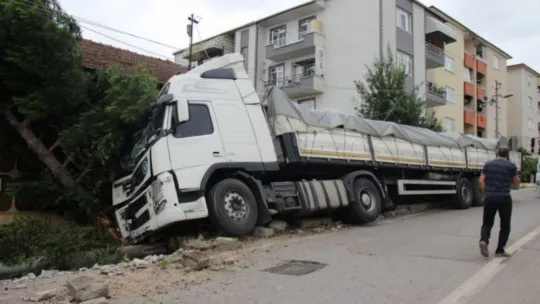 Kocaeli'de kontrolden çıkan TIR elektrik direğini yerinden kopardı!